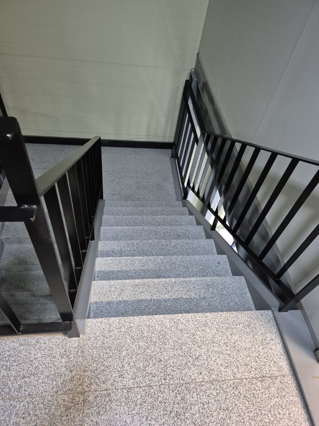 건물 공용 계단 실제 사진