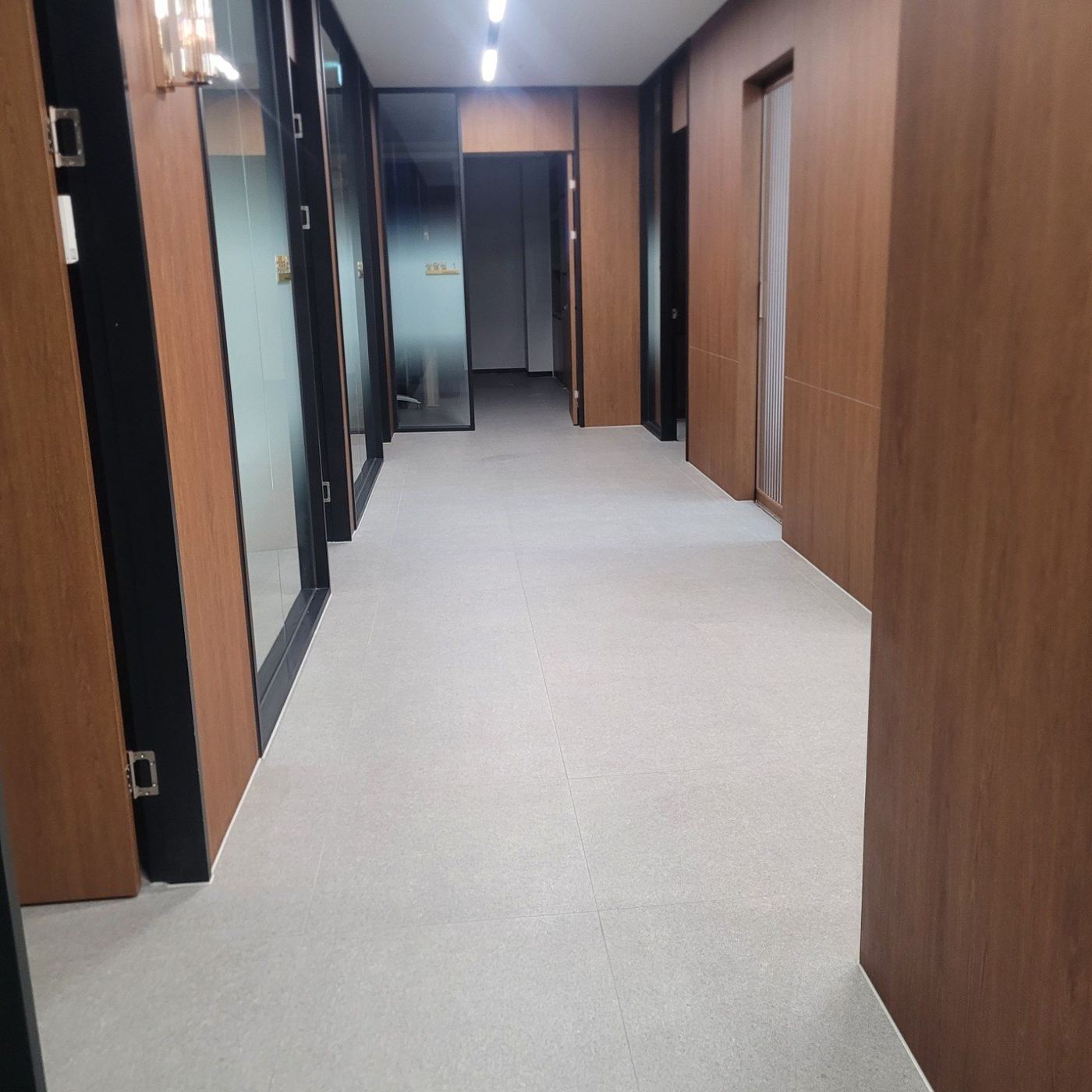 복도와 업무 공간이 정돈된 사무실 내부